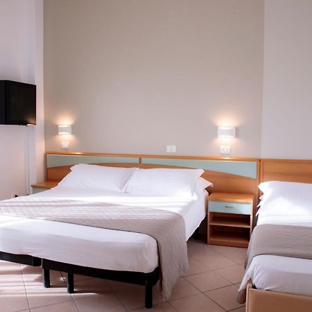Hotel Holland Римини Екстериор снимка