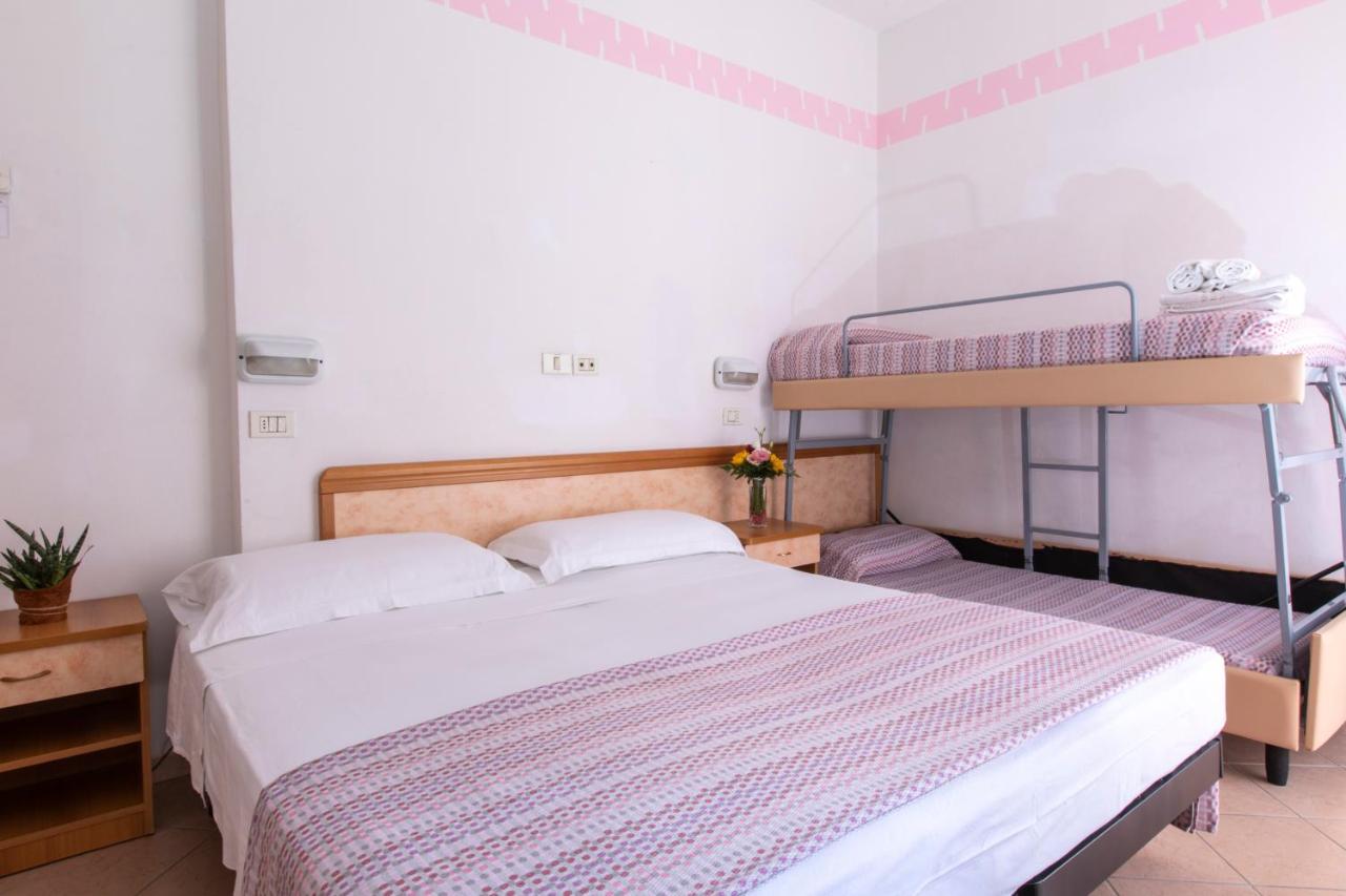 Hotel Holland Римини Екстериор снимка