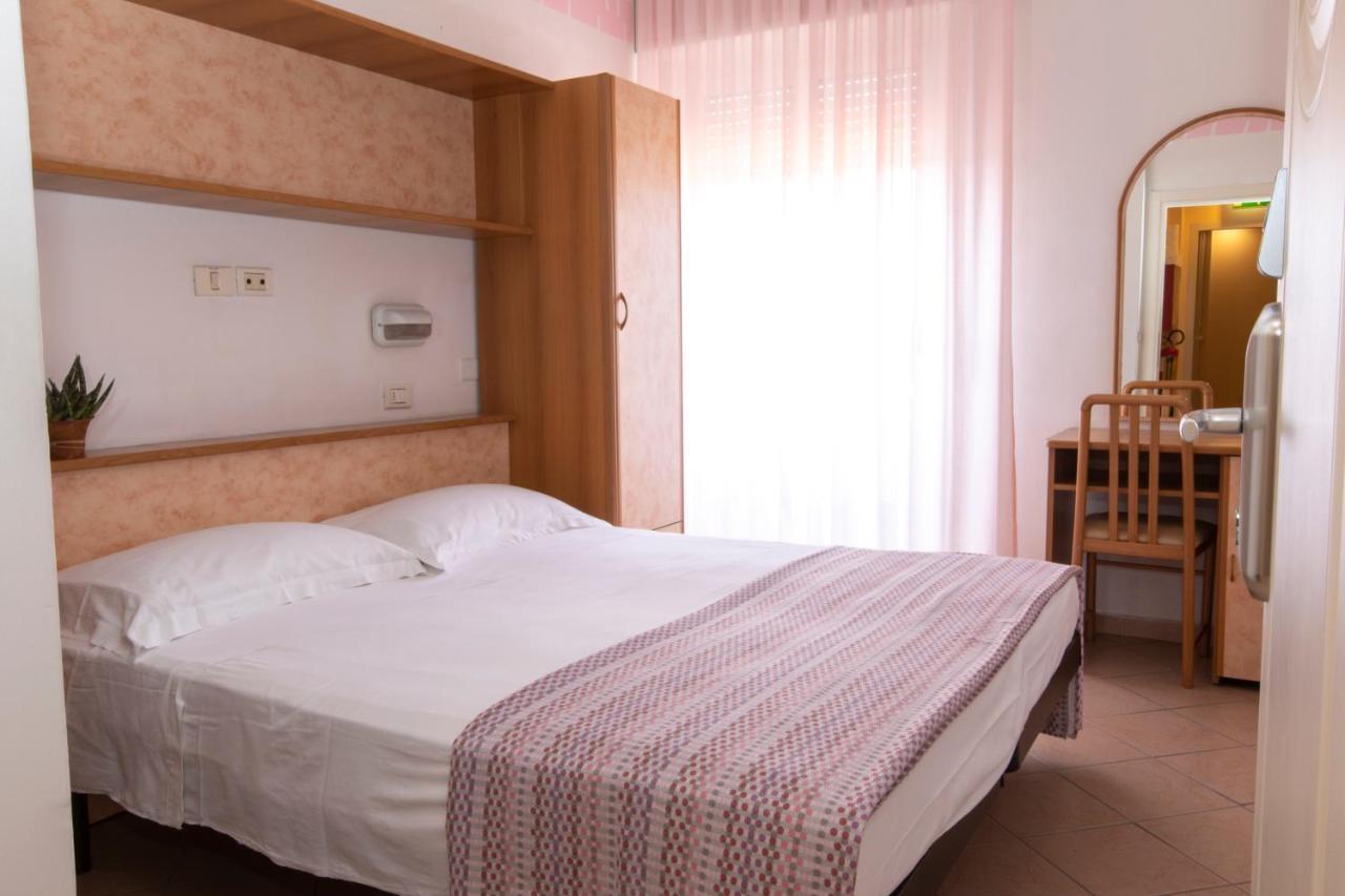 Hotel Holland Римини Екстериор снимка