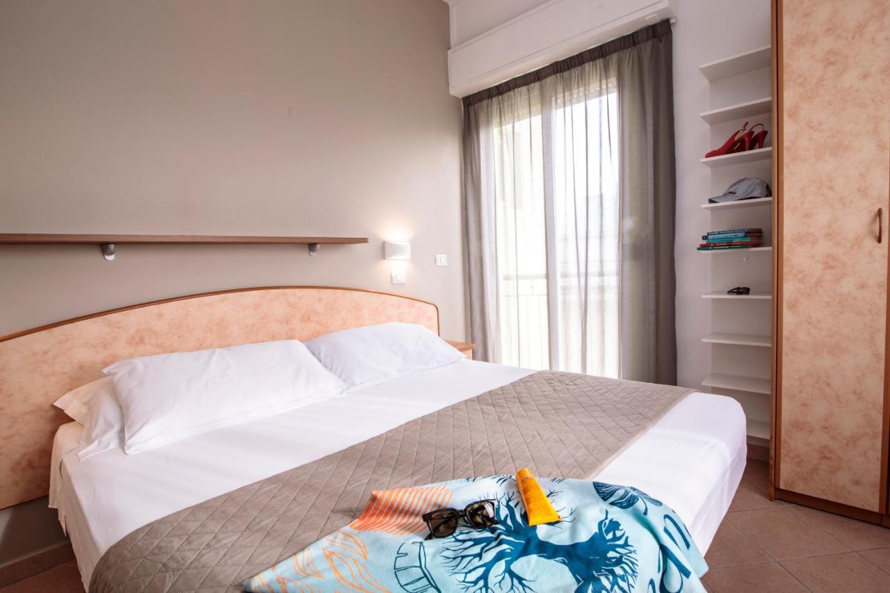 Hotel Holland Римини Екстериор снимка