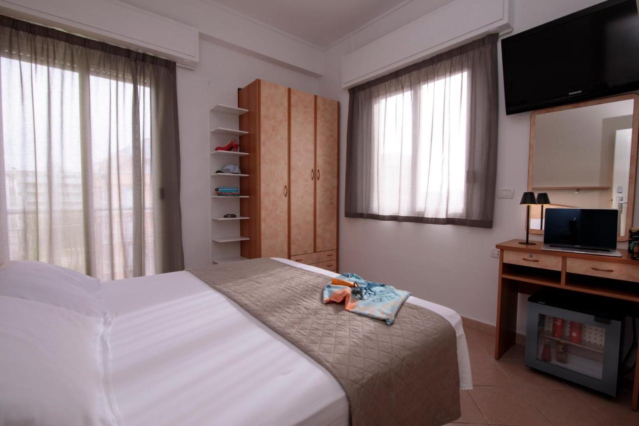 Hotel Holland Римини Екстериор снимка