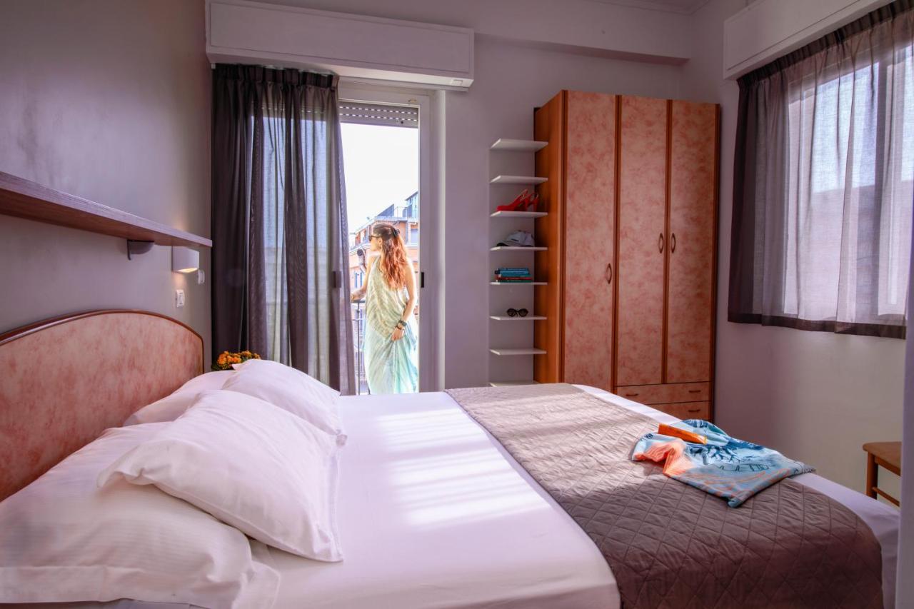 Hotel Holland Римини Екстериор снимка
