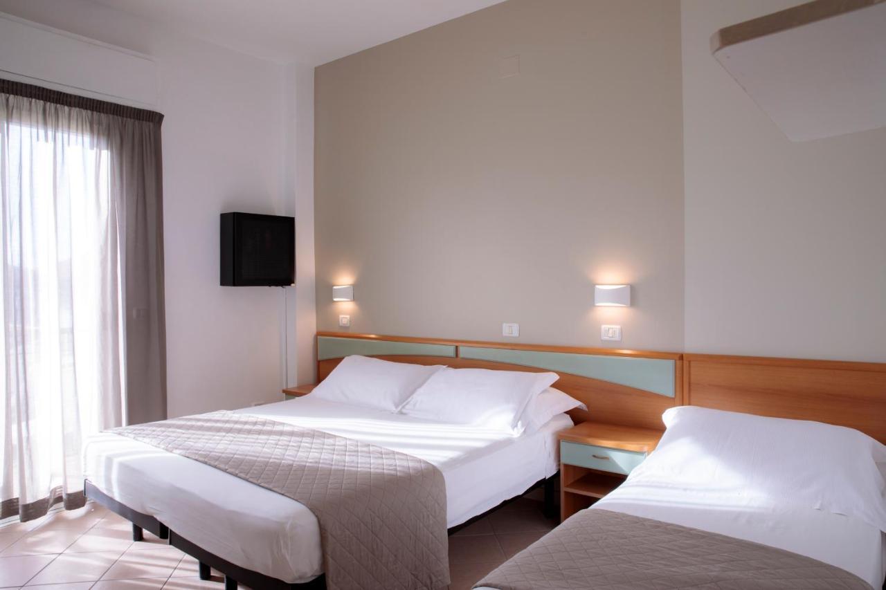 Hotel Holland Римини Екстериор снимка