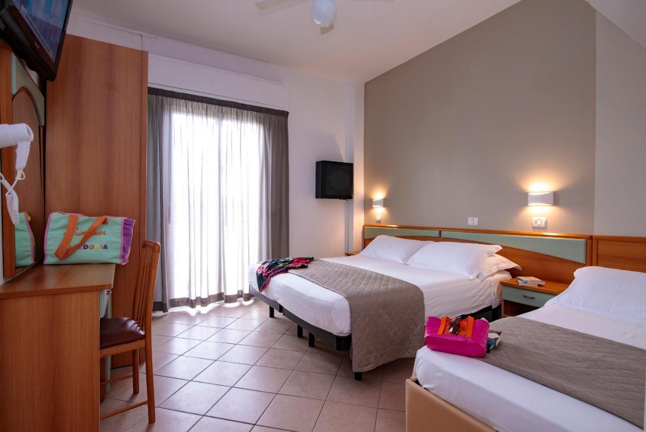 Hotel Holland Римини Екстериор снимка