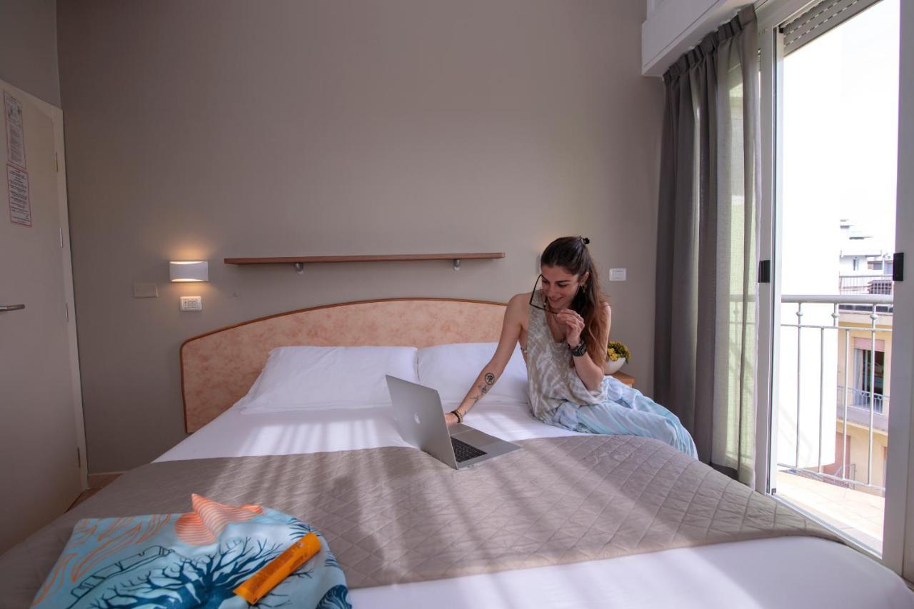 Hotel Holland Римини Екстериор снимка
