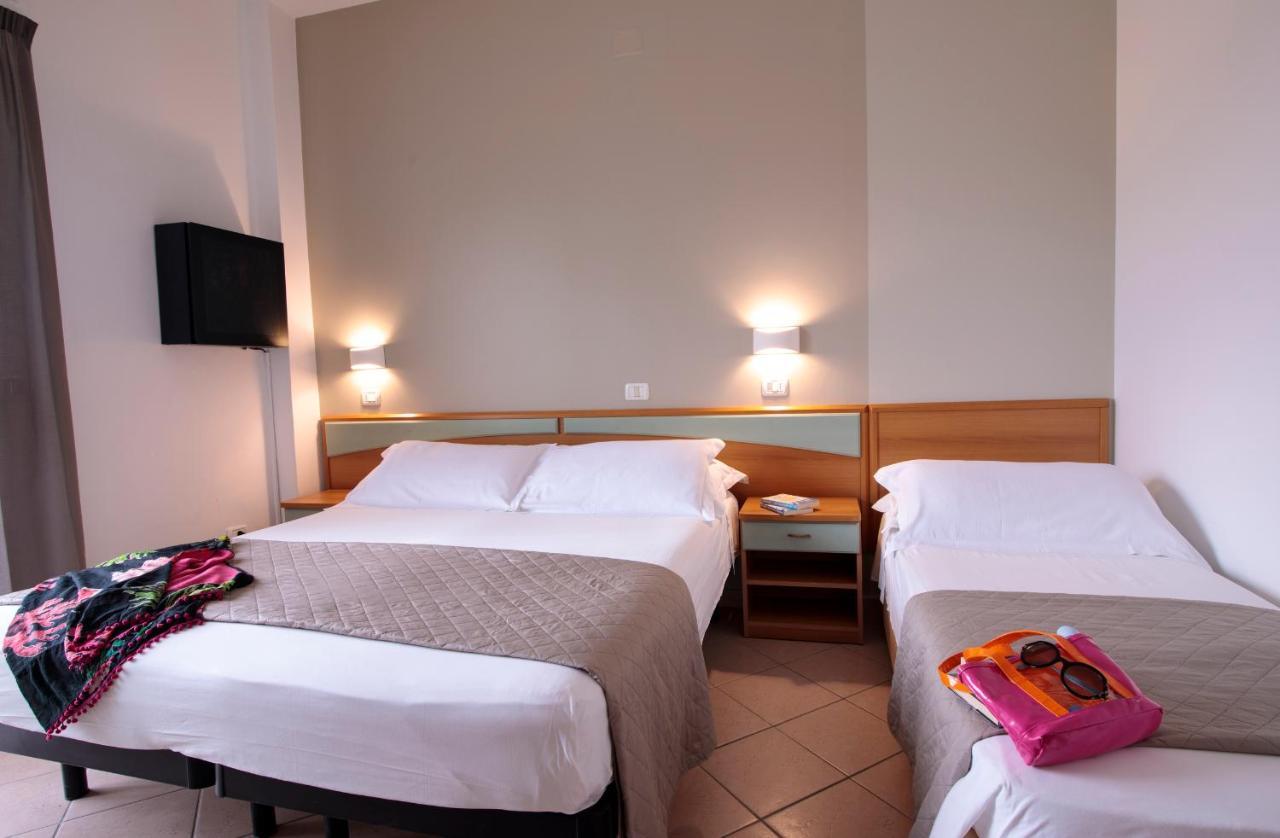 Hotel Holland Римини Екстериор снимка