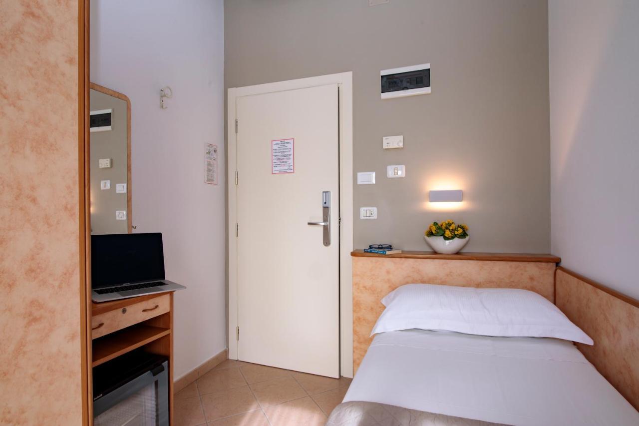 Hotel Holland Римини Екстериор снимка