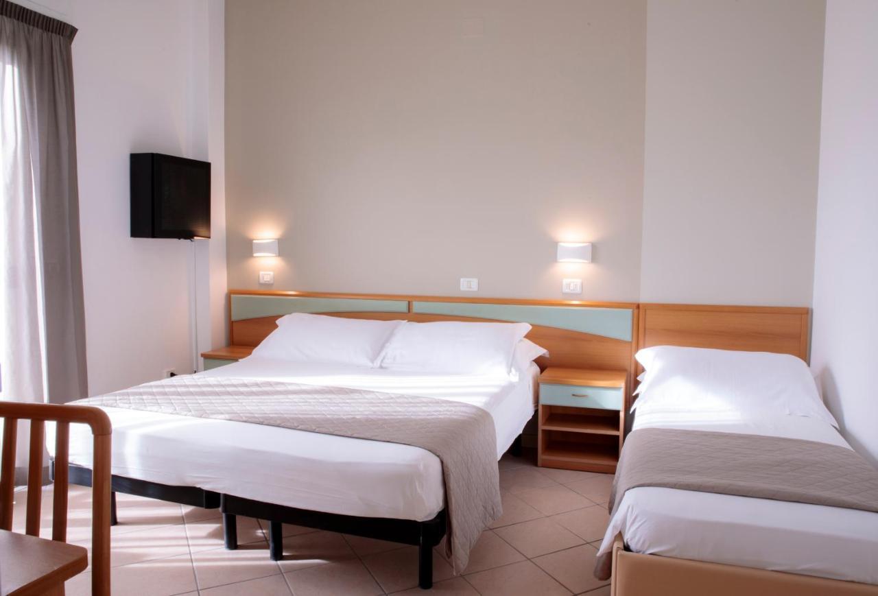 Hotel Holland Римини Екстериор снимка
