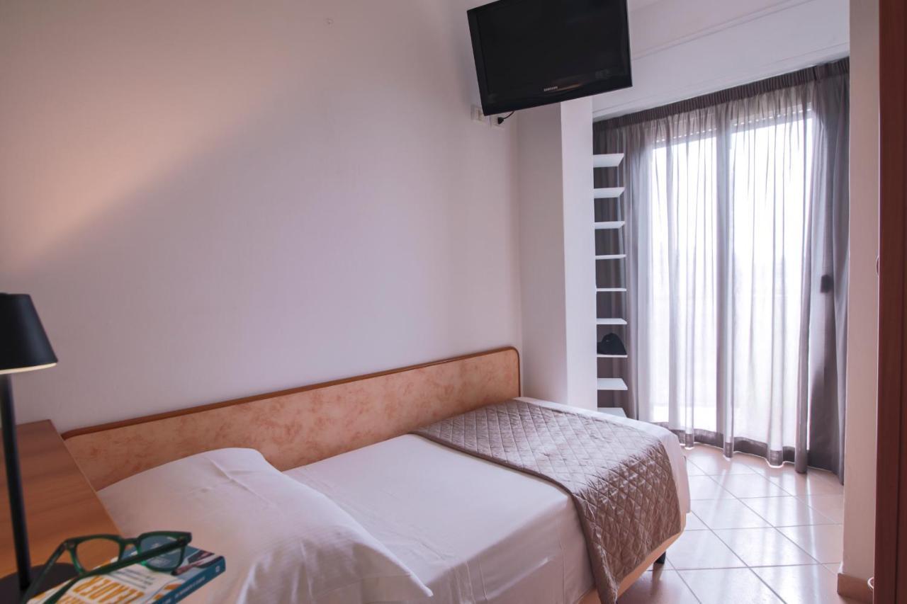 Hotel Holland Римини Екстериор снимка