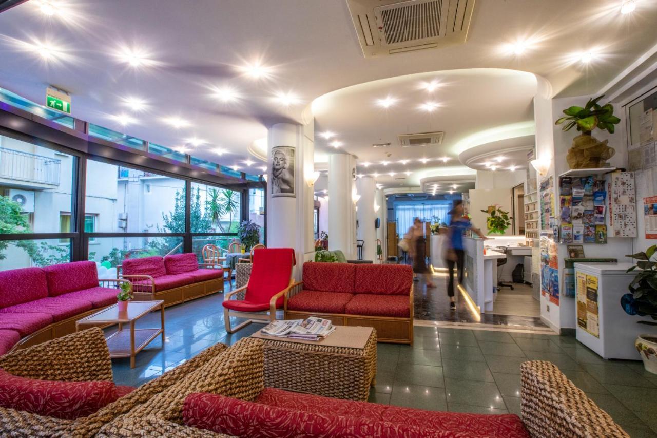Hotel Holland Римини Екстериор снимка